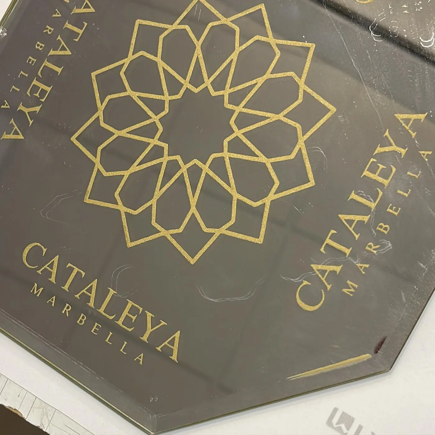Placa grabada Cataleya Marbella