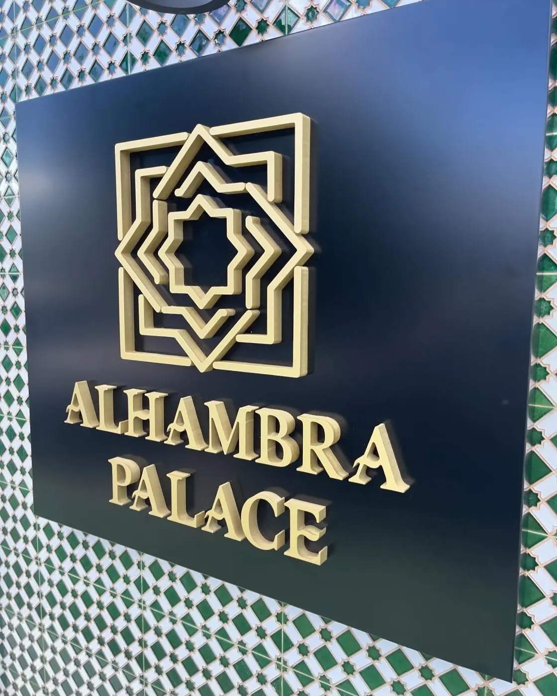 Letras corpóreas doradas Alhambra Palace fabricadas por Rótulos Marbella Signs
